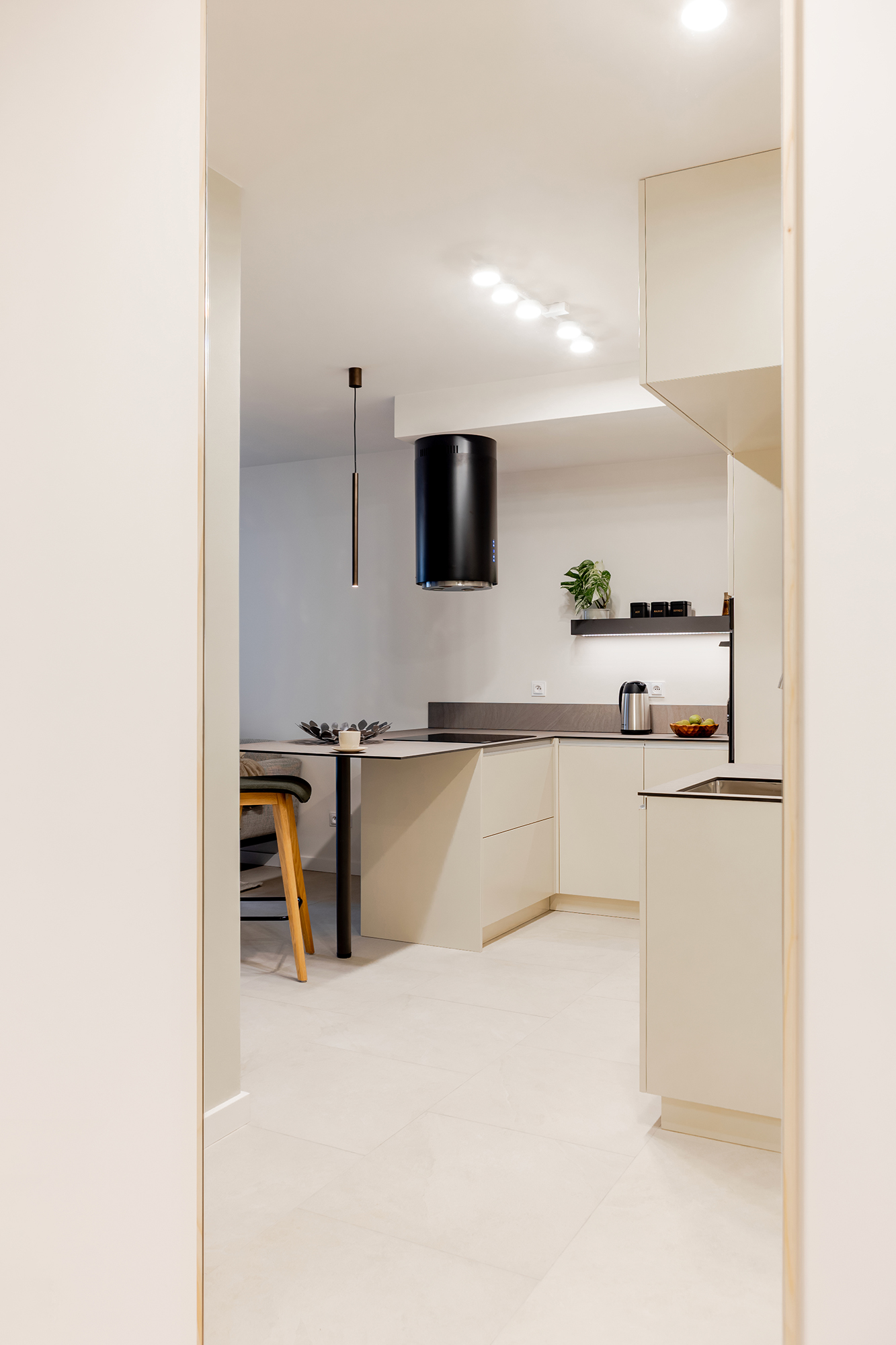 Jasne płaszczyzny w ciepłych odcieniach oraz wielka tafla lustra, powiększają wnętrze.